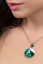 Load image into Gallery viewer, Emerald Green Tuliphen Decent necklace