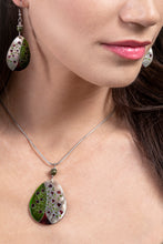 Load image into Gallery viewer, Nothrilien Diva set with teardrop shaped pendant