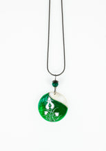 Load image into Gallery viewer, Emerald Green Tuliphen Decent necklace
