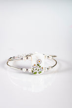 Load image into Gallery viewer, Summer White Chamalis bracelet
